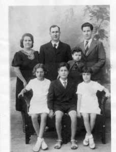 la Famille PEREZ en 1940
----
Boulanger rue Paul Doumer
----
Jos�phine (P�pinou)
Jean Baptiste 
(le Roi d'Espagne)
Jacques
Yvon
Olga
Georges
Simone