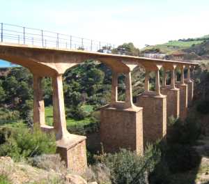 Ancien Pont sur l'Oued Bou Rezg
� 2kms de la Pointe rouge
en allant vers T�n�s
