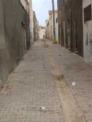 rue CHAULLIER
Entre la Rue Leblond
et la Rue Paul Doumer
----
A partir du poteau, sur la droite habitaient (ou habitent encore peut-�tre) en remontant : les Boumaza, Mazouni, Adjouri et au coin, � l'angle de la rue Mala, c'�tait la maison de Lulu Lamarque