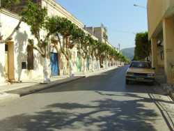 T�n�s 2007
----
rue des Fr�res Janner
----
La maison de Me. Henri Adnot , notaire � T�n�s , successeur de Me Marcel Chicha est un peu en arri�re � gauche, � l'intersection avec la rue Sidi Rached