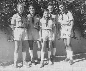 les Scouts de T�n�s
----
G � D

GOTNICH Georges
CERVERA Georges
le  plus petit ?
BOZO
ROMEO Raymond