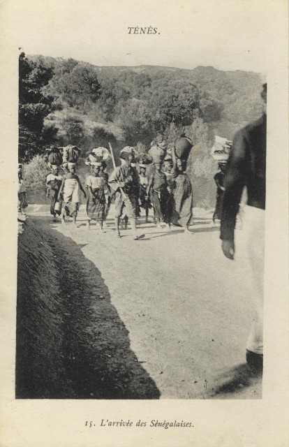 1914 - lorsque les S�n�galais remontaient au front suivis des cantini�res