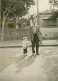 Mr NEDELEC
----
Juge de Paix � T�n�s
puis � Orl�ansville
Mari� � Mme N�delec institutrice
photo prise devant l'�cole maternelle o� il habitait avec sa famille et notamment un fils qui �tait mon ami Yves . Si jamais vous aviez son adresse ?
