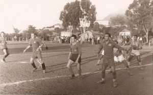 1953 - TENES
UST contre ASO
Au stade du Champ de Manoeuvres
le 2�me en partant de la gauche
Jean DI MEGLIO