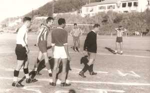 Pierre BEAUSSIER
en 1er plan, maillot ray�
Au centre maillot ray�
c'est Tchitchi
et � droite c'est
Yvon Authi�