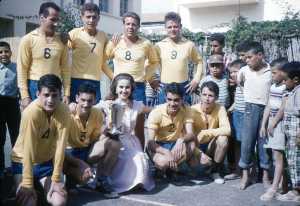 Equipe de Volley ball au stade Novelty (terrain de Basket) Juin 1960