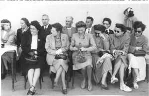 championnat de basket
Coupe "La Vitelloise"
Paques 1951
----
Odette BOUAZZA
Mme JONET
Basile JONET
devant Mme MAZARD 
etc