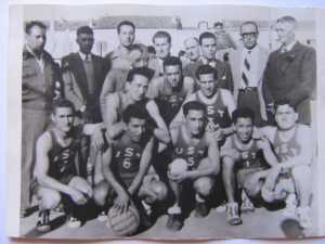 envoi de Dalil AMARI
amaridalil@yahoo.fr
----
l'UST
En haut de G � D :

Eug�ne WOLF
Jacques FICHET
Ren� RIOUFFREY
Ren� DALIBON
TACHET (en retrait)
x
x
Lazare GASSIER

au milieu: 
Jacques FOURNIER
BOURRALAH
Lucien LAMARQUE
Georges ALBEROLA

Accroupis: 
Daniel RAUD ?
Ahmed HENNI
dit "Gougou"
Sa�d FERAOUI
Mohamed TIDDA
Robert THELLA