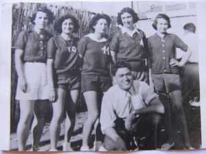 envoi de Dalil AMARI
amaridalil@yahoo.fr
----
une �quipe de Basket Pionni�res
accroupi : Robert THELLA

short blanc : C�cile RUSO
N�10 Colette BENSAID
N�11 Fernand DUPIN
N�4  Paulette LAMARQUE
(Mme MOURJAN)
JONET Gis�le
