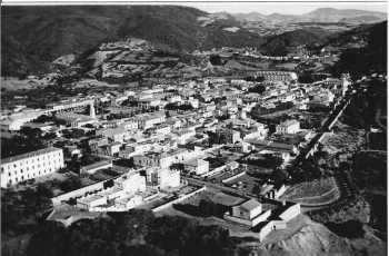 TENES en 1934
au premier plan , la poudri�re � l' angle Nord-Ouest de la ville
----
l'endroit a �t� appel� au d�but " Plancheville", nom bien m�rit� car toutes les constructions �taient en bois
La commune a �t� cr�ee par d�cret officiel du 1 Juin 1843. Sa cr�ation civile est du 14 Janvier 1848
Sa constitution en commune du 17 Juin 1854