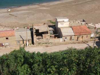 Maisons de la Marine
----
La maison en ruine �tait
la maison de Pierrot et Aniel Rom�i
Anielka �pouse de Marc Lagendorf y habitait
La maison de droite �tait 
la maison des Disima